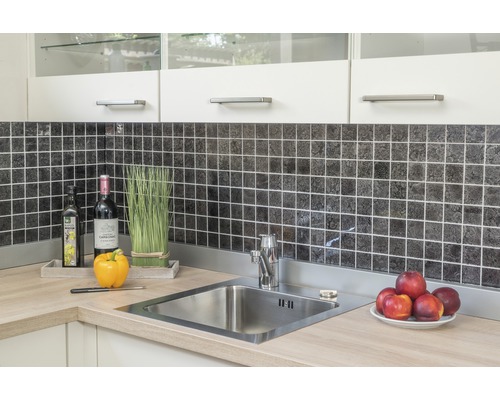 Köksscen med diskho, armatur, mosaikplattor och dekoration