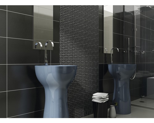 Modernt badrum med handfat, kakel och dusch