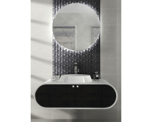 Modernt badrum med rund spegel, handfat och mörkt underskåp.