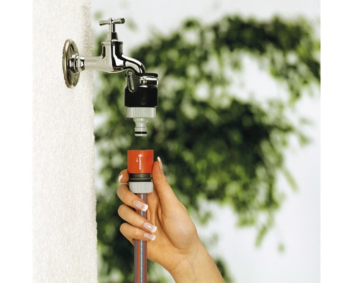 Installation av trädgårdsslang på en vattenkran