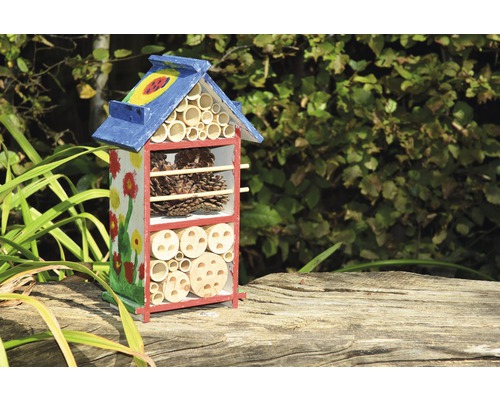 Insekthotell med olika fyllnadsmaterial och blomstermönster