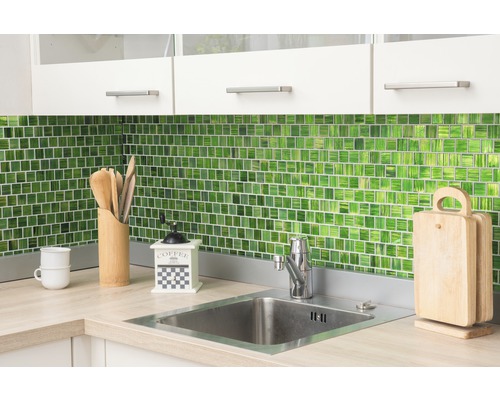 Köksscen med grön mosaik, diskho och bänkskiva