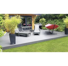 Terrass med terrassbrädor, trädgårdsmöbler, hängmatta och bambu