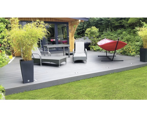 Terrass med terrassbrädor, trädgårdsmöbler, hängmatta och bambu