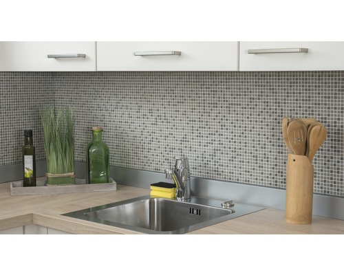 Köksscen med diskho, blandare, mosaikplattor och köksredskap