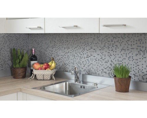 Diskho med kran, mosaikplattor, krukväxter och fruktskål på en köksbänk