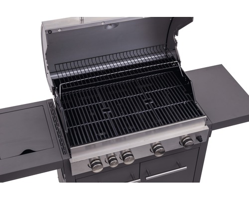 Gasolgrill med öppet lock och grillgaller