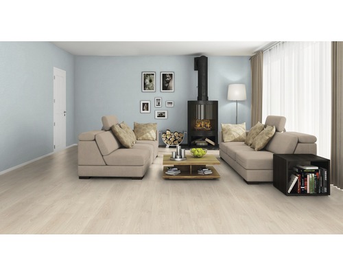 Ljust vardagsrum med laminatgolv, soffa, öppen spis och dekorativa element.