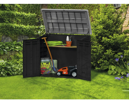 Öppet trädgårdsskåp med trädgårdsredskap i gräsmattan