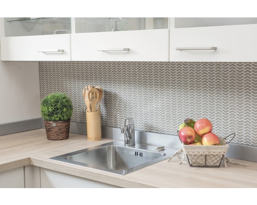 Diskho med blandare, träredskap och dekoration på en ljus bänkskiva