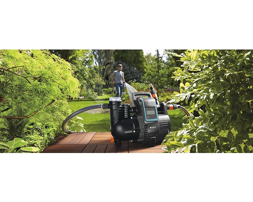 Trädgårdsbevattning med en Gardena trädgårdspump utomhus.