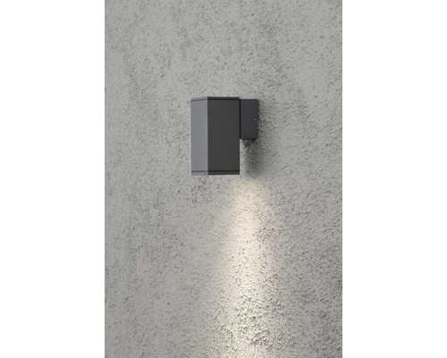 Grå vägglampa på en vägg