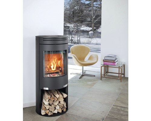 Braskamin med ved i vardagsrummet.