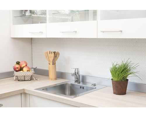 Diskho med kran och redskap på en ljus bänkskiva