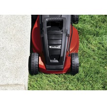 Einhell gräsklippare på gräsmatta bredvid en mur