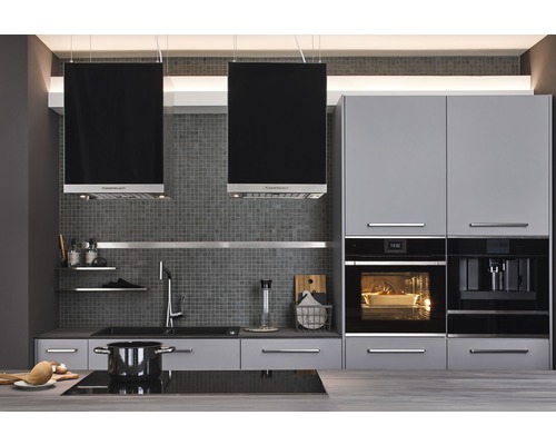 Modernt kök med fläktar, inbyggnadsugn och helautomatisk kaffemaskin