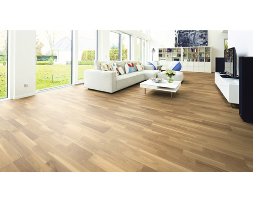 Ljust vardagsrum med laminatgolv, soffa och vardagsrumsmöbler