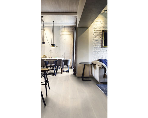 Ljust vardagsrum med matbord, stolar, soffa och trägolv