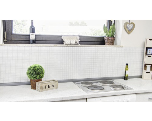 Köksscen med kokplatta, kakel och dekoration