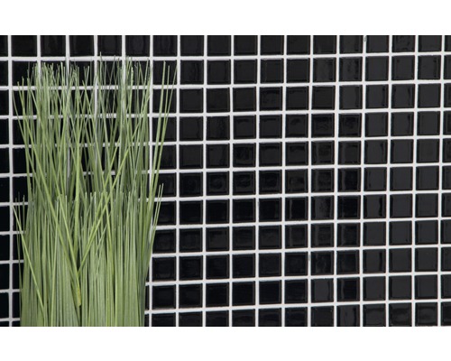 Dekorativa strån framför en svart mosaikbakgrund