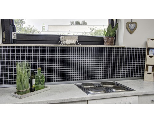 Köksscen med mosaikplattor, spis och dekoration