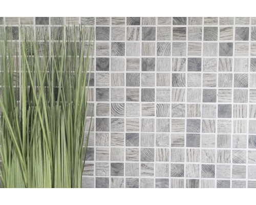 Fyrkantiga mosaikplattor med träutseende och växt