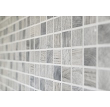Närbild av små, kvadratiska mosaikplattor