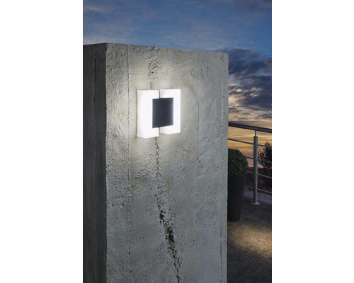 Fyrkantig utomhusvägglampa på en betongvägg