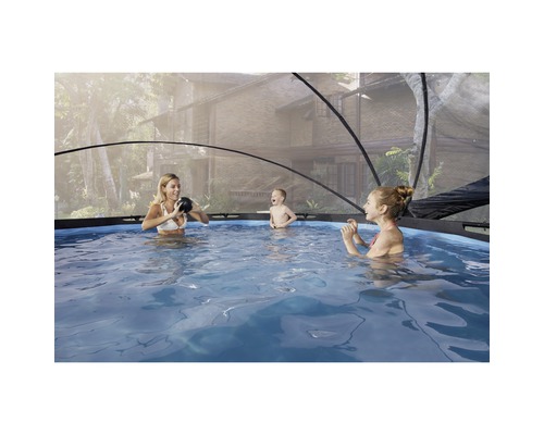 Familj med pooltak tillbringar tid i poolen