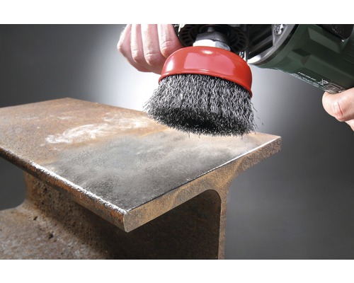 Stålborste på slipmaskin vid metallbearbetning