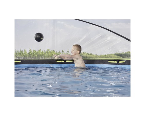 Pojke leker med en boll i poolen.