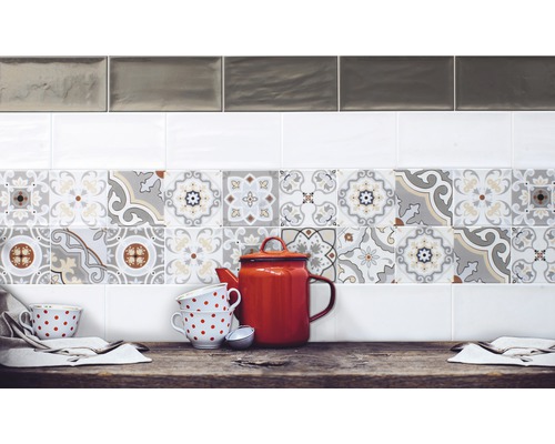 Väggplattor i olika utföranden ovanför en arbetsbänk