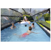 Pool med pooltak och badande personer