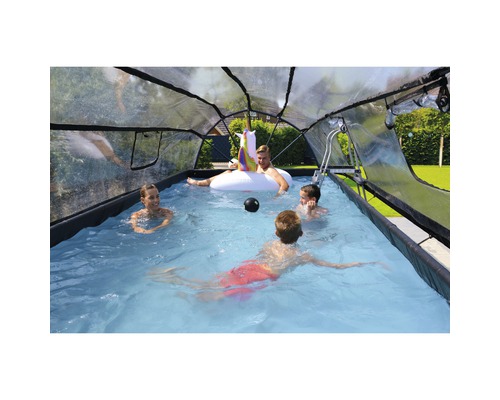 Pool med pooltak och badande personer