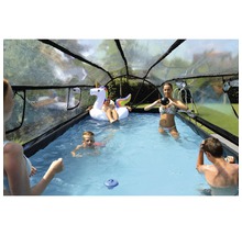 Pool med pooltak och lekande personer