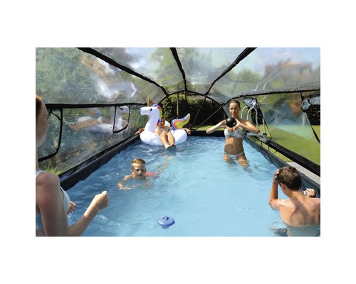 Pool med pooltak och lekande personer