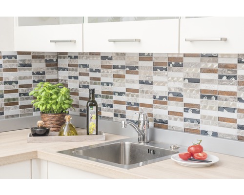 Köksscen med diskho, blandare och mosaikplattor