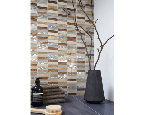 Badrumsmiljö med mosaikplattor, handdukar, tvål och dekoration