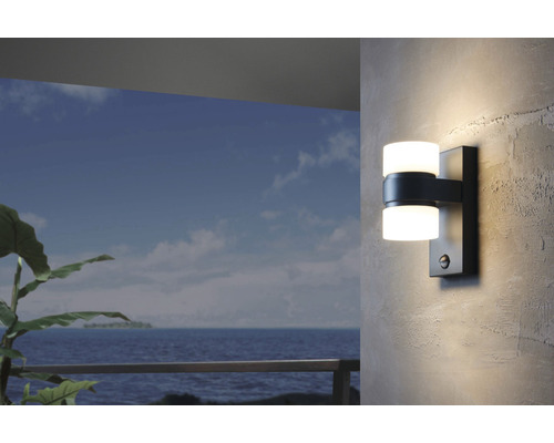 Utomhusvägglampa med rörelsesensor på en fasad