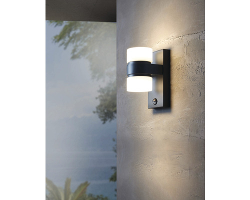 Modern LED-vägglampa för utomhusbelysning på en grå vägg.