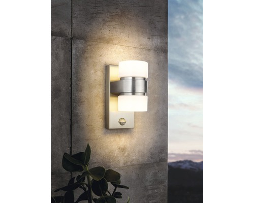 Vägglampa för utomhusbruk med rörelsesensor på en vägg