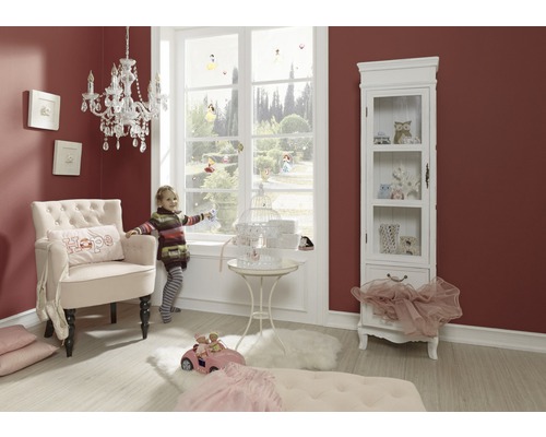 Flickrum med fåtölj, vitrinskåp, ljuskrona och fönsterdekoration