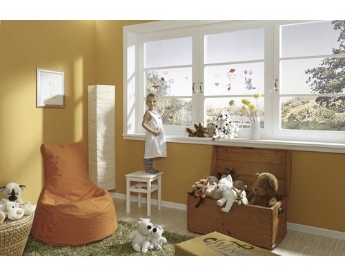 Ljust barnrum med fönster, sittsäck, barn och leksakskista