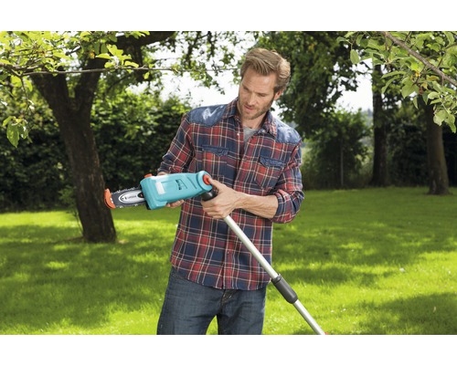 Man monterar en Gardena grensågskedjesåg i trädgården