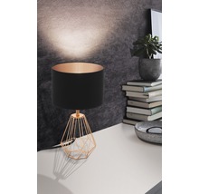 Dekorativ bordslampa med svart lampskärm och geometrisk lampfot