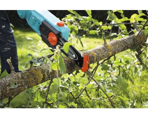 Batteridriven grensax i bruk på ett träd
