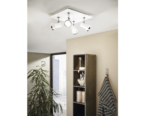 Taklampa med fyra spotlights i ett badrum