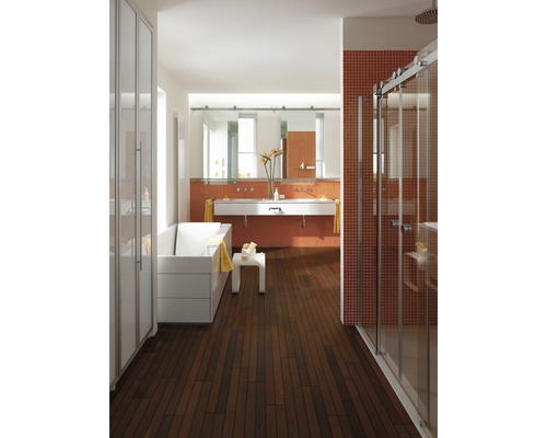 Ljust badrum med badkar, handfat, dusch och trägolv