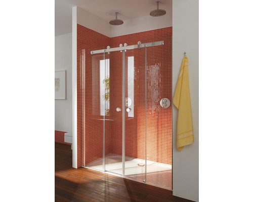 Badrum med duschkabin av glas och röd kakelvägg