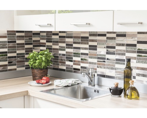 Diskho med kran framför mosaikplattor